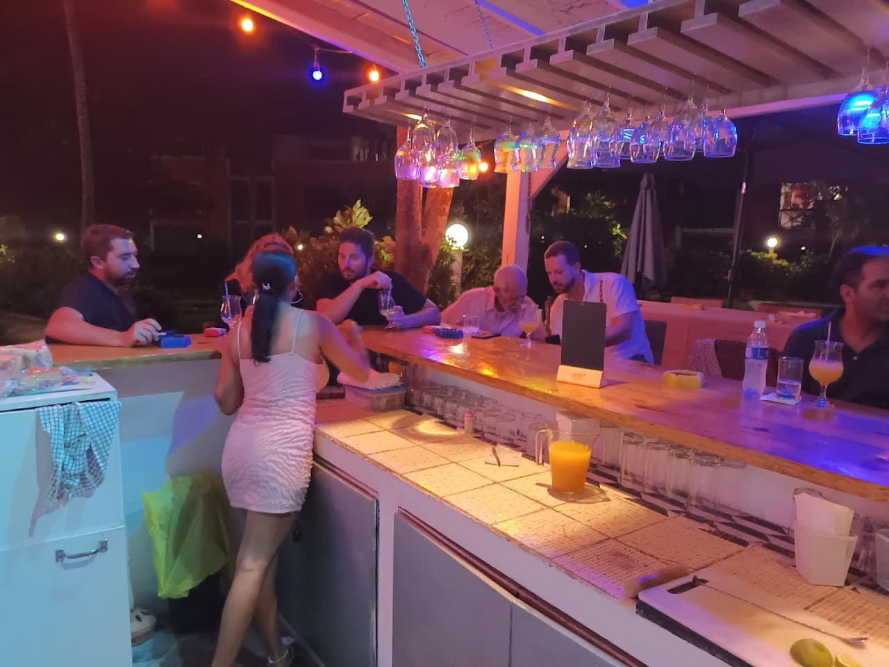 COZY BAR LOUNGE